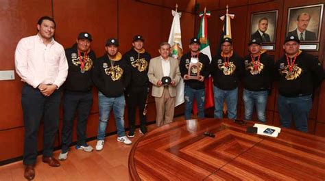 Equipo De Lobos De Beisbol De La UAdeC Entrega Al Rector El Trofeo Del