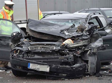 Unfall Auf Der A J Hriger Schleudert Mit Pkw Unter Sattelzug