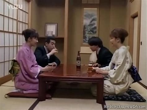 Orgía japonesa de cuatro vías se moja y se ensucia XVIDEOS
