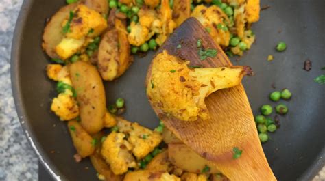 Aloo Gobi Matar Easy Indian Vegan Potatoes Cauliflower And Pea Curry