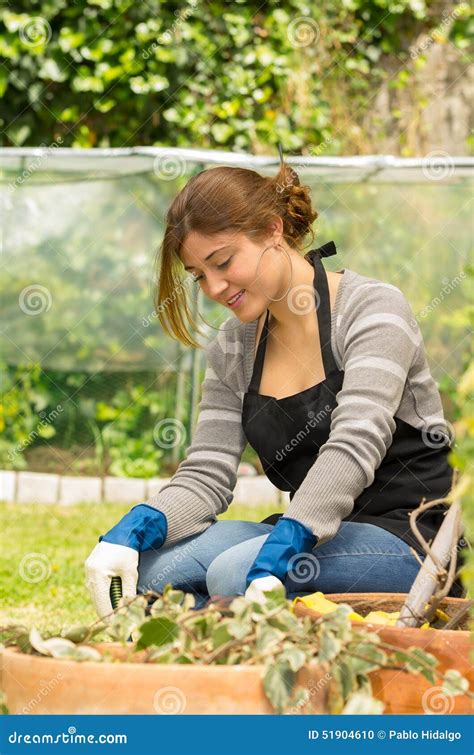 El Cultivar Un Huerto Hermoso De La Mujer Joven Foto De Archivo