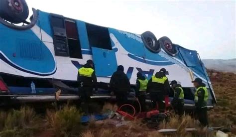 Bus se embarranca y deja al menos dos muertos y más de 20 heridos en la