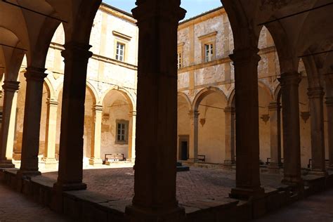 Il Chiostro Abbazia Dei Santi Giusto E Clemente Volterra Matteo