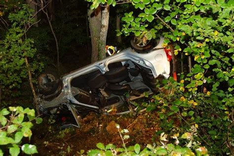 Un Jeune Automobiliste Trouve La Mort Dans Une Sortie De Route