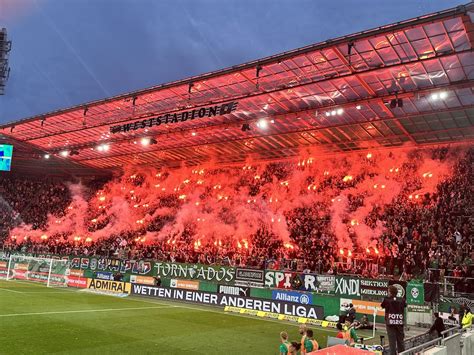 Geldstrafe Und Punktabzug F R Sk Rapid Nach Pyrotechnik Einsatz Beim