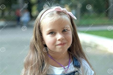 Portrait Dune Jolie Petite Fille Debout à Lextérieur Dans Le Parc D