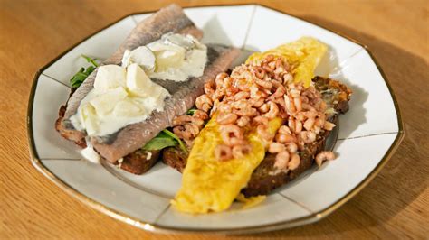 Matjes Und Krabben Omelett Auf Schwarzbrot Ndr De Ratgeber Kochen