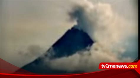 Asap Kawah Gunung Merapi Teramati Setinggi 20 75 Meter Di Atas Puncak Kawah