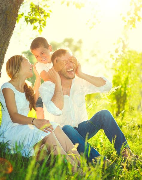 Familia Joven Alegre Que Se Divierte Al Aire Libre Imagen De Archivo