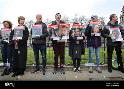 London Gro Britannien M Rz Demonstranten Stehen In Einer