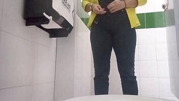 Camara en baño de consultorio graba a secretaria meando XVIDEOS