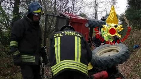 Muore Travolto Dal Trattore Il Faro In Rete