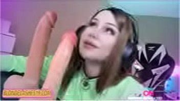 Transexual se folla a sí misma con juguetes XVIDEOS