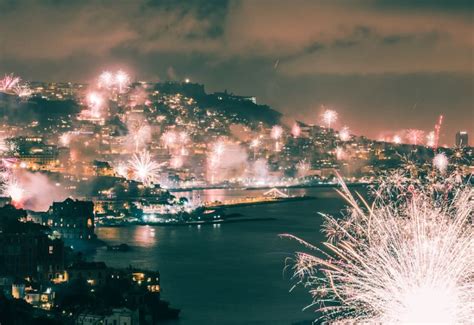 Capodanno A Napoli Le Location Per Vedere I Fuochi D Artificio Pi Belli