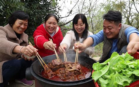 胖妹忙吊红薯粉，妹妹带8斤牛尾蹭饭，做成火锅，麻辣鲜香吃过瘾 陈说美食 陈说美食 哔哩哔哩视频