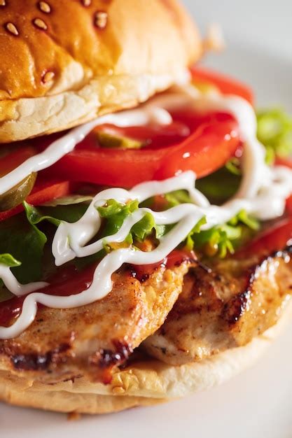 Sanduíche hambúrguer de frango tomate queijo e alface Foto Premium