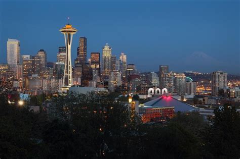 Premium Photo | Mount rainier seattle twilight