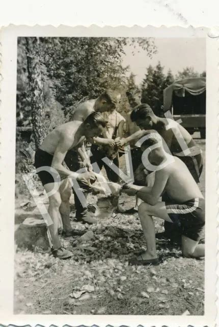 Foto Wk Ii Wehrmacht Soldaten Halbnackt Nude Rupfen Federvieh France F