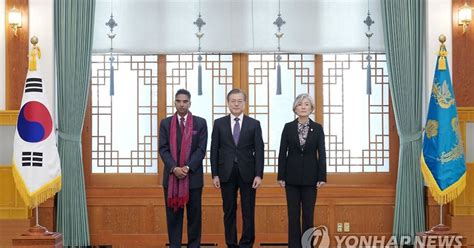 주한 스리랑카 대사와 기념촬영하는 문 대통령