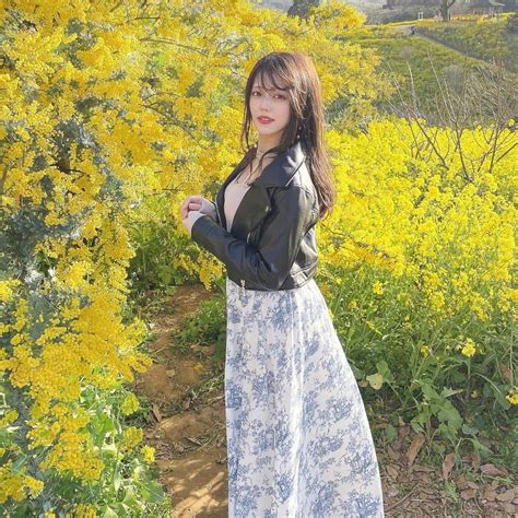 山田あかりさんのインスタグラム写真 山田あかりinstagram「黄色い丘に行ってきた🌸 ️ 菜の花とミモザ、桜が咲いてて綺麗だったよ