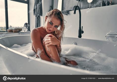 Sexy Femme Nue Couch E Dans Bain Blanc Jouissant D Tente Pr Lasser