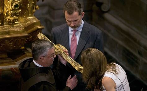 Los Reyes besan el Lignum Crucis en el Monasterio de Liébana Alfa y Omega