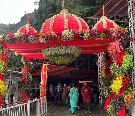 Mata Vaishno Devi Dham देसी व विदेशी फूलों से महक रहा वैष्णो देवी भवन