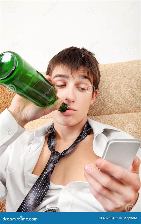 Adolescente Con Una Birra E Un Cellulare Fotografia Stock Immagine Di