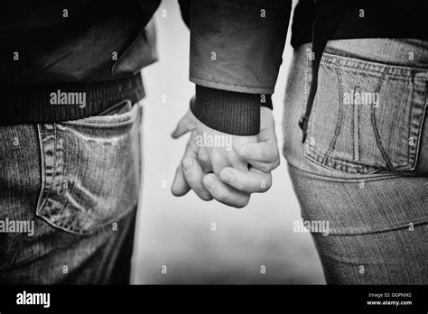 Couple Damoureux Qui Se Tiennent La Main Photo Stock Alamy