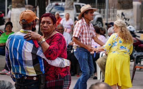 Baile En La Plaza De Armas Tradici N Y Alegr A Para Adultos Mayores En