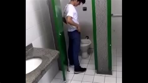 Novinho Lindo Tirando Blusinha Apertada No Banheiro Gostoso XVIDEOS