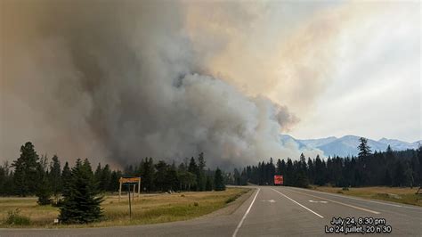 Thousands of wildfire evacuees return to Jasper, Canada