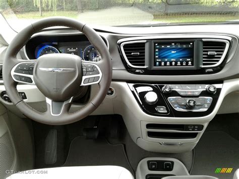 2018 Chrysler Pacifica Touring L Cognac/Alloy/Toffee Dashboard Photo #123304077 | GTCarLot.com