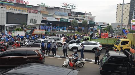 Foto Blokade Jalan Ahmad Yani Bekasi Dibuka Lalu Lintas Kembali Lancar