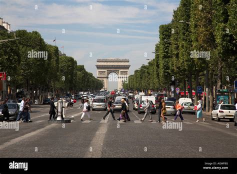 Avenue Des Champs Élysées Looking West Towards Arc De Triomphe Stock