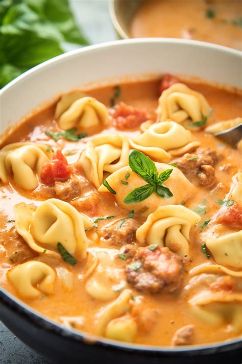 Slow Cooker Tomato Tortellini Soup