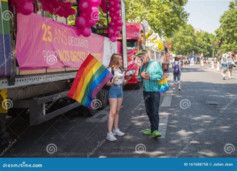 Día Del Desfile Del Orgullo Gay Joven Y Anciano Hablando Junto a Un