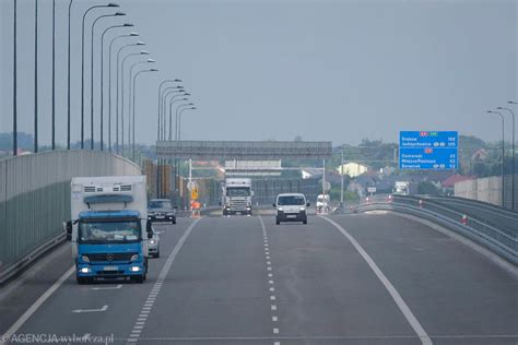 Czy na autostradzie i drodze ekspresowej można wyprzedzać z prawej