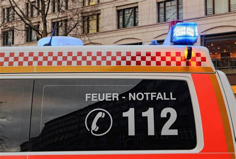 Auto Prallt Gegen Hauswand Fahrer Tot Zwei Verletzte