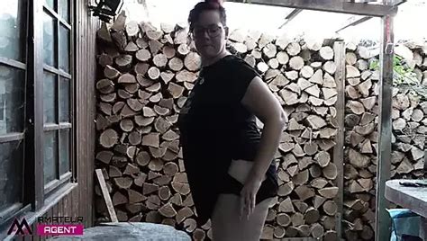 Behaarte BBW masturbiert draußen in der Sonne xHamster