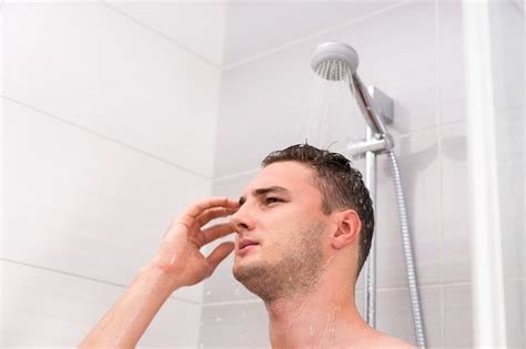 Portrait De Jeune Homme Prenant Une Douche Debout Sous L Eau Qui Coule