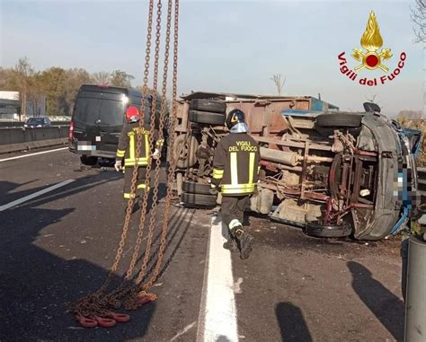 Incidente Autostrada A Oggi Tamponamento Tra Auto E Furgoni