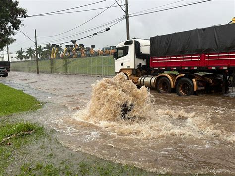 Chuva forte alaga ruas de Contagem na região metropolitana O Tempo