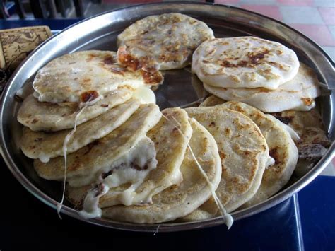 Pupusas de queso chicharrón mixtas con loroco Salvadorian