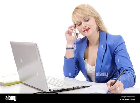 Une jolie secrétaire blonde assise à son bureau sur le téléphone Photo Stock Alamy