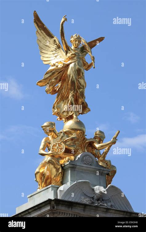 Victoria Monument On Buckingham Palace Roundabout In London Uk Stock