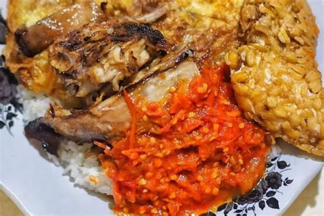 Sego Sambel Mak Yeye Pilihan Kuliner Malam Di Surabaya Pedasnya Gak