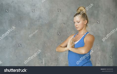 Photo de stock belle fille blonde montre une déviation 1683059935 Shutterstock