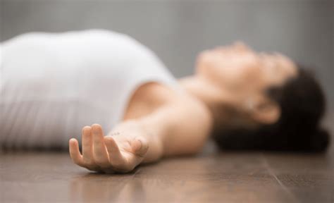 Wat Is Restorative Yoga En Waarom Het Zo Goed Voor Je Is Slowww