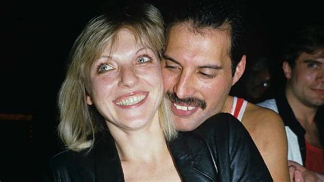 Freddie Mercury E La Fidanzata Mary Austin Storia Damore Lunga Una